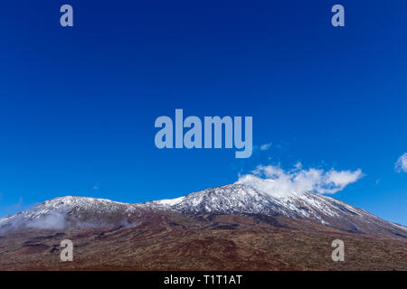 Pico Viejo und den Gipfel des Teide im Schnee bedeckt, Las Canadas del Teide National Park, Teneriffa, Kanarische Inseln, Spanien Stockfoto