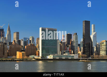 Blick auf Midtown Manhattan Skyline mit Gebäude der Vereinten Nationen und das Chrysler Building. Stockfoto