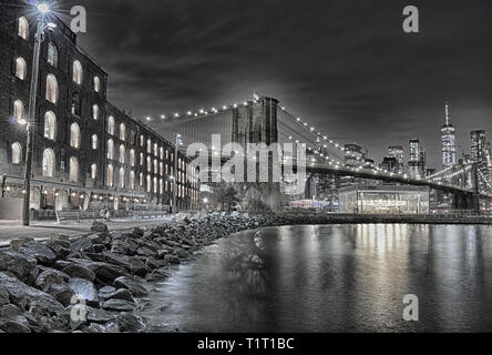 Brooklyn Bridge aus Brooklyn Bridge Park gegen einen Lower Manhattan - HDR-Bild genommen. Stockfoto