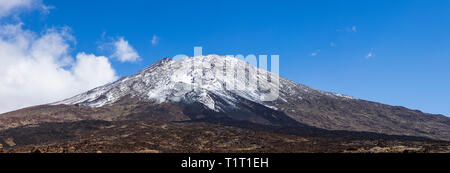 Geheftete Panorama Foto von schneebedeckten Pico Viejo, alten Gipfel des Teide in der Las Canadas del Teide National Park, Teneriffa, Kanarische Inseln, Spai Stockfoto