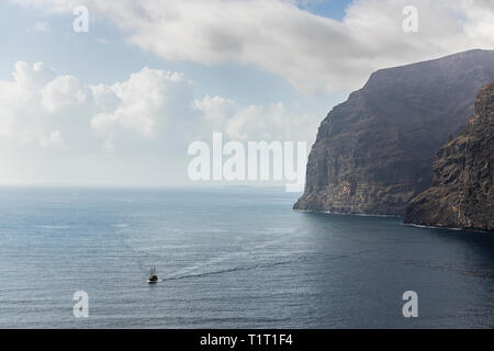 Tour Boot auf dem Wasser unterhalb der Felsen von Los Gigantes an der Westküste von Teneriffa, Kanarische Inseln, Spanien Stockfoto