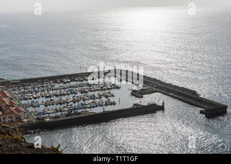 Luftaufnahme der Boote in der Marina von Los Gigantes, Teneriffa, Kanarische Inseln, Spanien günstig Stockfoto