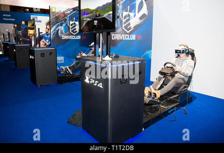 HELSINKI, Finnland - 4. NOVEMBER 2016: VR-Spiele. Teens verwenden virtuelle Realität Helme Sony PlayStation 4, Racing Simulator. Stockfoto