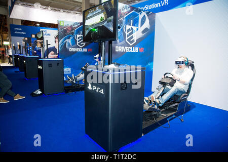 HELSINKI, Finnland - 4. NOVEMBER 2016: VR-Spiele. Teens verwenden virtuelle Realität Helme Sony PlayStation 4, Racing Simulator. Stockfoto