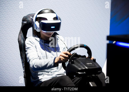 HELSINKI, Finnland - 4. NOVEMBER 2016: VR-Spiele. Teens verwenden virtuelle Realität Helme Sony PlayStation 4, Racing Simulator. Stockfoto