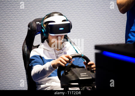 HELSINKI, Finnland - 4. NOVEMBER 2016: VR-Spiele. Teens verwenden virtuelle Realität Helme Sony PlayStation 4, Racing Simulator. Stockfoto