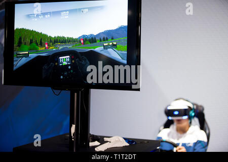 HELSINKI, Finnland - 4. NOVEMBER 2016: VR-Spiele. Teens verwenden virtuelle Realität Helme Sony PlayStation 4, Racing Simulator. Stockfoto