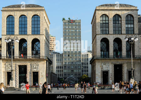 Mailand. Italien. Außenansicht des Palazzo dell'Arengario, (1936-1956) (das Museo del Novecento im Gebäude auf der linken Seite untergebracht ist), auf der Piazza del Stockfoto