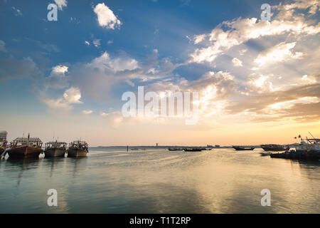 Blick auf Wakra Port mit Tradionellen dhows Stockfoto