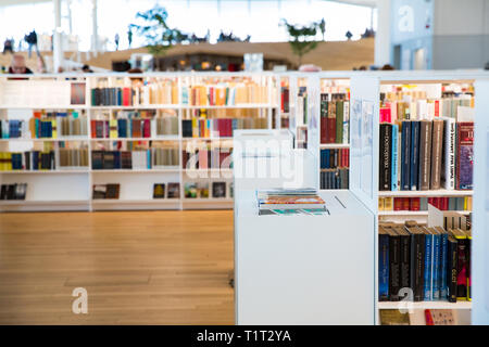 Neue Helsinki Central Library Oodi Interieur. Helle und geräumige moderne nördlichen Architektur. Bücherregale, Arbeitsbereich. Die Menschen lesen, arbeiten Stockfoto