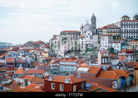 Porto, Portugal - Dezember 2018: Blick vom Miradouro Da Rua das Aldas in die Innenstadt von Porto, mit historischen Gebäuden. Stockfoto