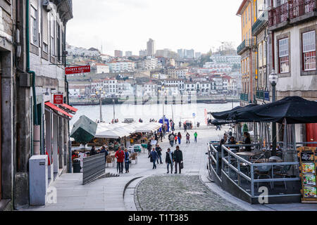 Porto, Portugal - Dezember 2018: Ribeira Platz während des Tages, mit Menschen zu Fuß und mit Blick auf den Fluss Douro. Stockfoto