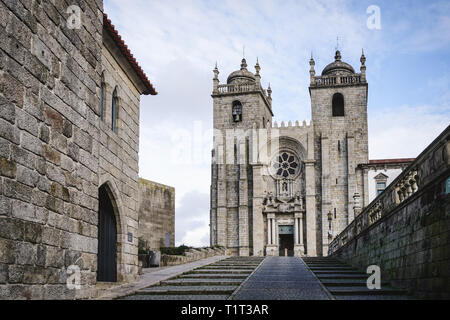 Blick auf die Kathedrale von Porto und das Dom Pedro Pitoes Straße ohne Menschen.