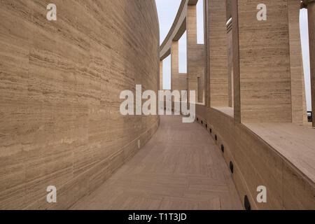 DOHA, Katar - 9. AUGUST 2013: Wand und weg von Amphitheater in Katara Cultural Village. Stockfoto