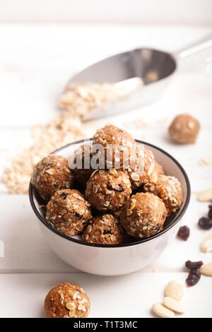 Wenn Sie eine Frage haben, wie die keine Backen zu machen Bisse - einfach alle Zutaten, wie Nüsse, Kakao, Schokolade, Hafer zusammen in einer großen Schüssel Stockfoto