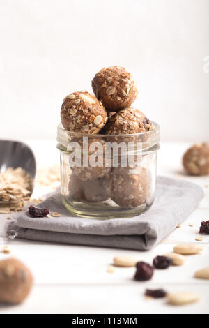 Wenn Sie eine Frage haben, wie die keine Backen zu machen Bisse - einfach alle Zutaten, wie Nüsse, Kakao, Schokolade, Hafer zusammen in einer großen Schüssel Stockfoto