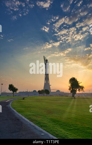 DOHA, Katar - 20. AUGUST 2013: Sonnenuntergang in Aspire park Doha Katar mit der Fackel hotel im Hintergrund Stockfoto