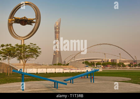 DOHA, Katar - 20. AUGUST 2013: Aspire Fire Tower, die Fackel Hotel und Khalifa Stadion in Doha, Katar Stockfoto