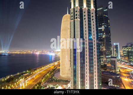 DOHA, Katar - 18. Dezember 2013: hoch aufragenden Türmen in Westbay Doha mit Corniche anzeigen. Stockfoto