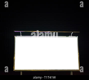 Reklametafeln mit weißen Raum schwarzen Himmel Hintergrund leer Werbung mit Reklametafeln Stockfoto