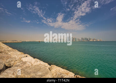 Blick vom Hafen von Doha mit der Entwicklungsagenda von Doha Skyline im Hintergrund Stockfoto