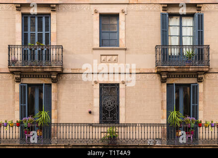 Mehrere Fenster und Balkone in einer Reihe auf der Fassade des Städtischen historischen Gebäude, Vorderansicht, Barcelona, Spanien Stockfoto