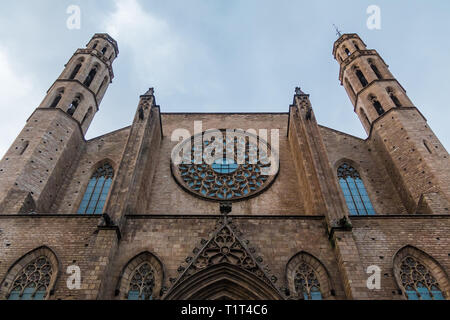 Low-angle symmetrische Blick auf die Fassade von Santa Maria del Mar in bewölkten Tag, Barcelona, Spanien Stockfoto