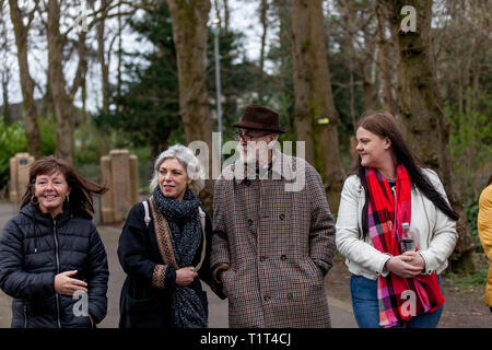 Der Dramatiker John Byrne und die Frau Jeanine Davies am 27. März 2019 Paisley Stockfoto