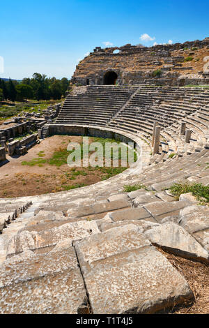 Griechische Theater umgebaut in 225-200 BC&wieder in 175 BC, 68 AD und 299 AD zu einer Breite von 139,8 Meter mit Platz für 18.500 Menschen. Milet archäologischen Sitzen Stockfoto