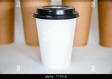 Verschiedene farbige Kaffeetassen auf einem weißen Hintergrund. Stockfoto