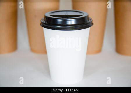 Verschiedene farbige Kaffeetassen auf einem weißen Hintergrund. Stockfoto