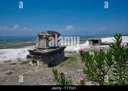 Bild von Gräbern auf dem Rand der weißen travatines des Nordens Nekropole. Hierapolis archäologische Stätte in der Nähe von Pamukkale in der Türkei. Stockfoto