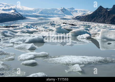 Fjallsárlón Gletscherlagune im Südosten von Island zeigen schwimmende Eisberge. Stockfoto