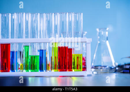 Laborglas mit Flüssigkeiten in verschiedenen Farben bei Science Lab. Stockfoto