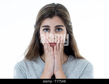 Junge traurige Frau, Ernst und besorgt, geschockt und Gefühl Trauer besorgt und deprimiert. Nahaufnahme Portrait auf Weiß mit Kopie Raum isoliert. Stockfoto