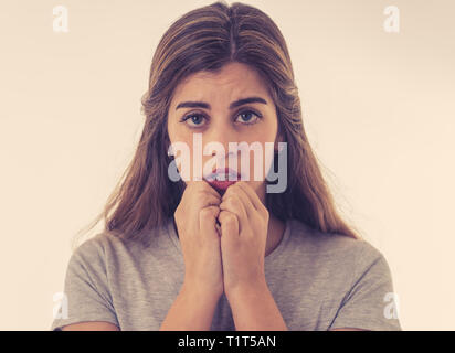 Junge traurige Frau, Ernst und besorgt, geschockt und Gefühl Trauer besorgt und deprimiert. Nahaufnahme Portrait auf Weiß mit Kopie Raum isoliert. Stockfoto