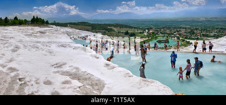 Touristen Baden in der travatine Pools o Thermalwasser von Pamukkale. Türkei Stockfoto