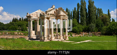 Tetrapylon monumentalen Tor zum Tempel der Aphrodite. Der tetrapylon bestand aus vier Reihen von vier Spalten und es verbindet die großen Straße zu t Stockfoto