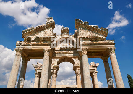 Nahaufnahme der Giebel der Tetrapylon monumentalen Tor zum Tempel der Aphrodite. Der tetrapylon bestand aus vier Reihen von vier Spalten und Stockfoto