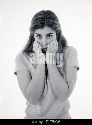 Close up in Schwarz und Weiß der junge Frau Gefühl Angst und schockiert ihr Gesicht verstecken von etwas beängstigend. Auf der Suche mit Angst in den Augen. Menschen und Stockfoto