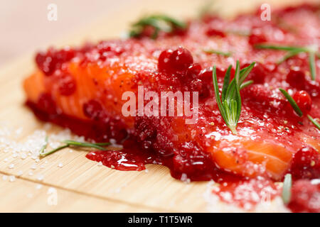 Lachssteak, mariniert in Salz mit Rosmarin und redberries Stockfoto