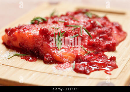 Lachssteak, mariniert in Salz mit Rosmarin und redberries, close-up Stockfoto