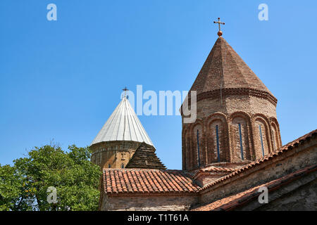 Fotos und Bilder von der georgisch-orthodoxen Kirche der Heiligen Jungfrau, Anfang des 17. Jahrhunderts, Ananuri Burganlage, Georgien (Land). Ananuri Schloss ist Sitzen Stockfoto