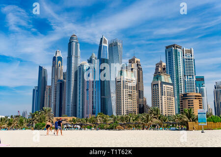 Dubai Wolkenkratzer Skyline mit Palmen und der Sand am Strand Stockfoto