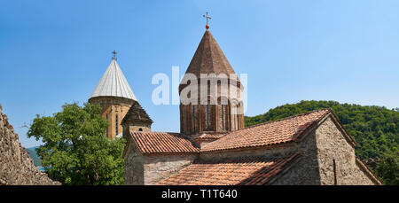 Fotos und Bilder von der georgisch-orthodoxen Kirche der Heiligen Jungfrau, Anfang des 17. Jahrhunderts, Ananuri Burganlage, Georgien (Land). Ananuri Schloss ist Sitzen Stockfoto