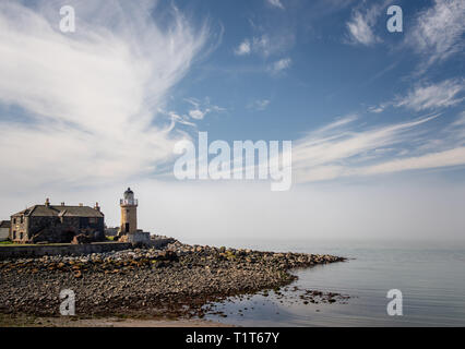 Der Eingang zum portpatrick Hafen und die kleinen Leuchtturm, dass es an einem sonnigen Tag in Dumfries und Galloway, Schottland steht Stockfoto