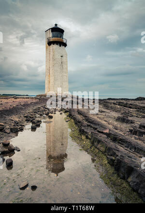 Southerness Lighhouse als abends an einem bewölkten Tag mit der Ebbe in Sutherland, Schottland Stockfoto