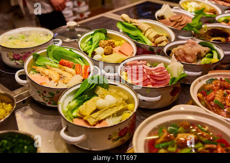 Verschiedene chinesische Gerichte. Chinesische Nudeln, Reis, Knödel, Pekingente, Dim Sum, Frühlingsrollen. Berühmte chinesische Gerichte auf den Tisch. Top Stockfoto
