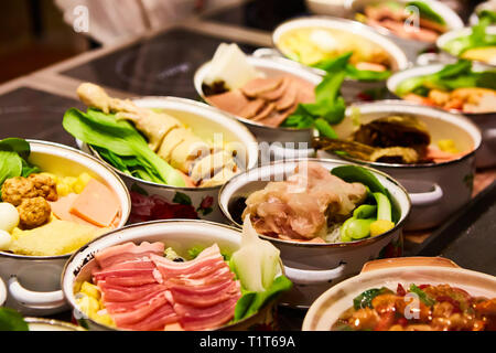 Verschiedene chinesische Gerichte. Chinesische Nudeln, Reis, Knödel, Pekingente, Dim Sum, Frühlingsrollen. Berühmte chinesische Gerichte auf den Tisch. Top Stockfoto