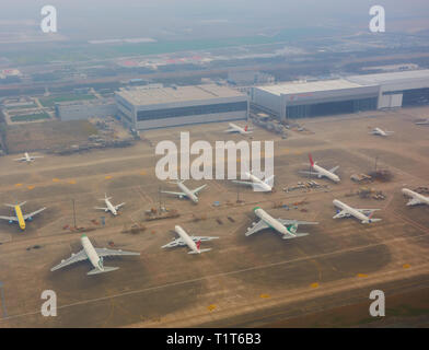 Shanghai, China - 17. März 2016: Die Ebene hält an den Internationalen Flughafen. Stockfoto